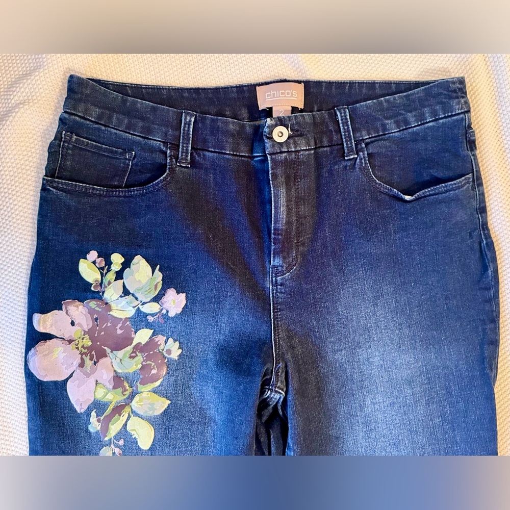 CHICO’S Stretchy Appliqué Blue Cropped Ankle Jeans w Purple Rose Floral Design - Picture 3 of 13